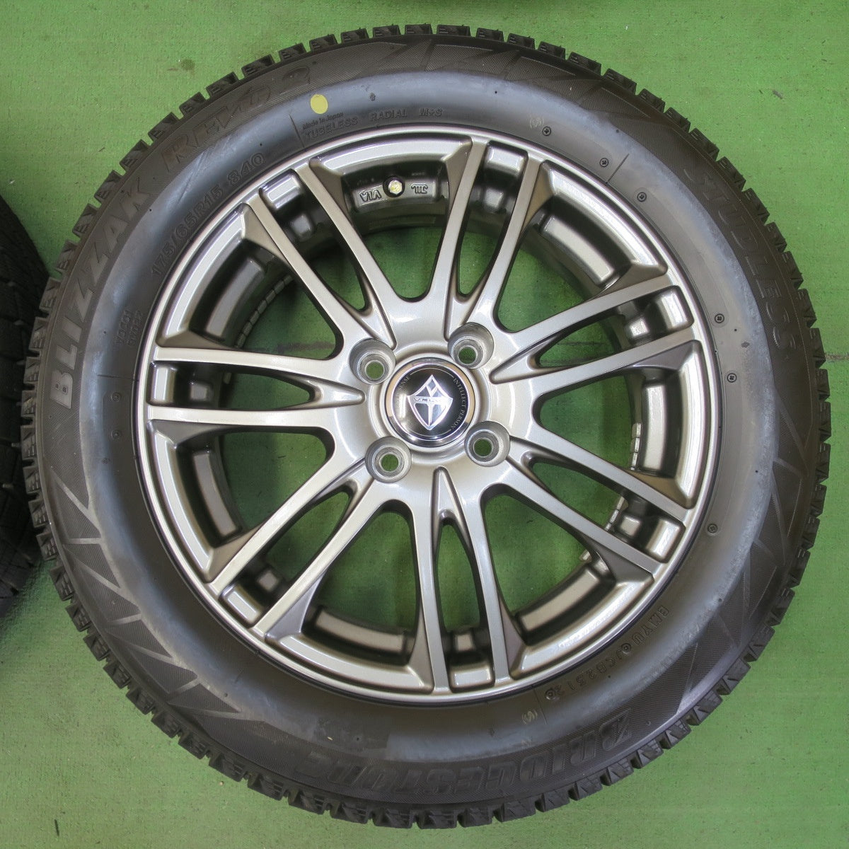 バリ溝!キレイ!ほぼ10分★スタッドレス 175/65R15 ブリヂストン ブリザック REVO2 VELVA ヴェルヴァ 15インチ PCD100/4H★5051905イス