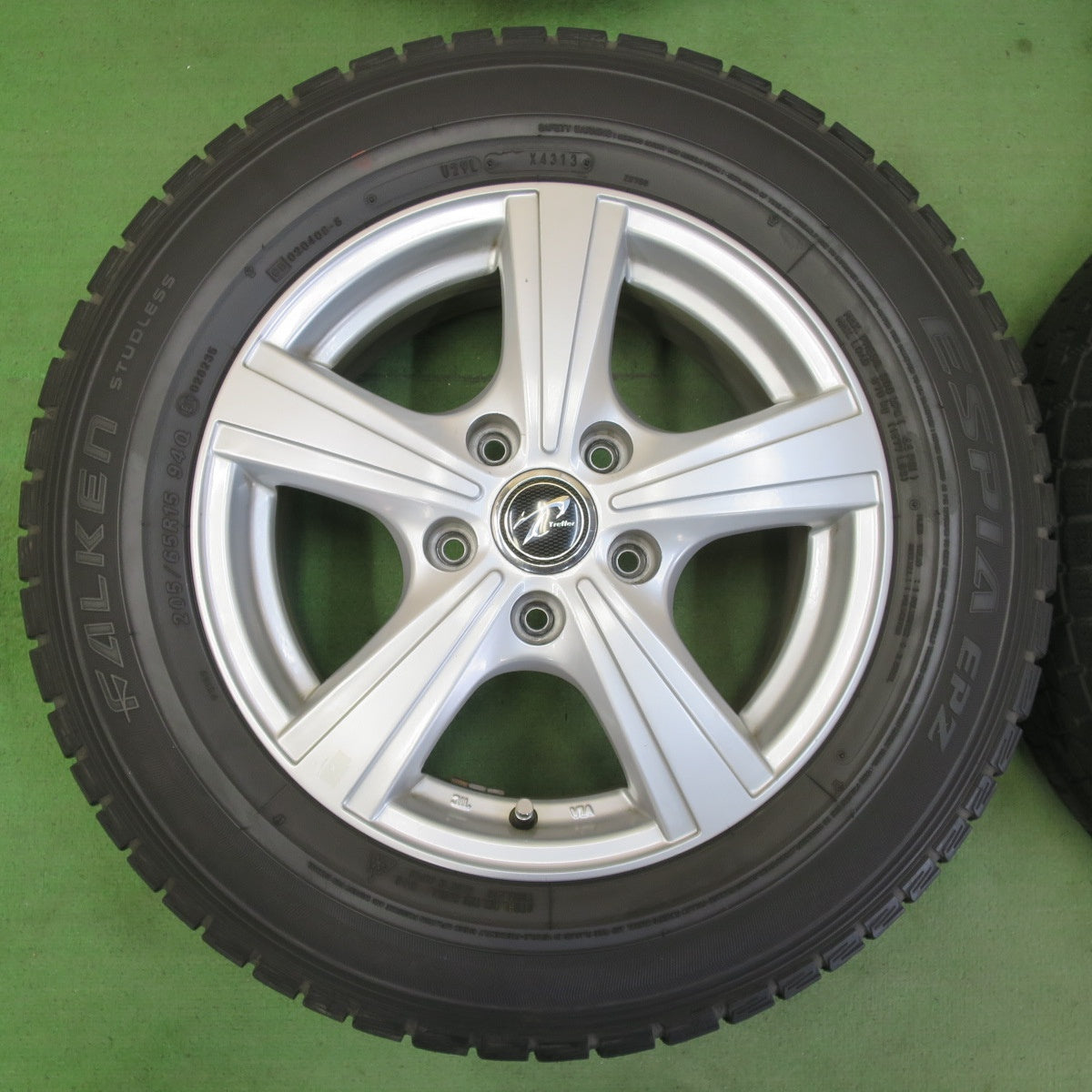 バリ溝!8.5分★スタッドレス 205/65R15 ファルケン エスピア EPZ Treffer トレファー 15インチ PCD114.3/5H★5052705イス