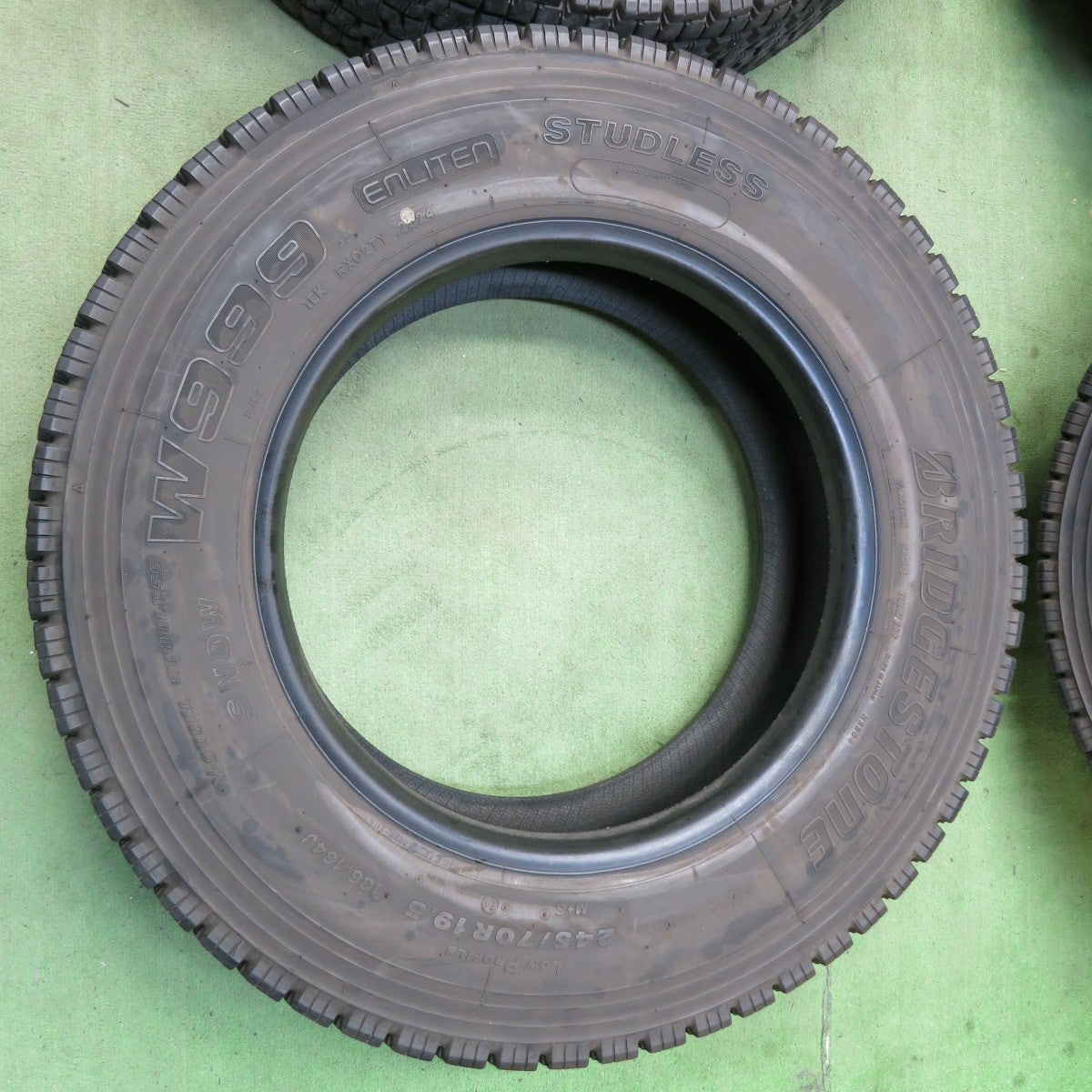 バリ溝!24年!9.5分★トラック タイヤ 245/70R19.5 136/134J スタッドレス ブリヂストン W999 19.5インチ★5053003ナスタ