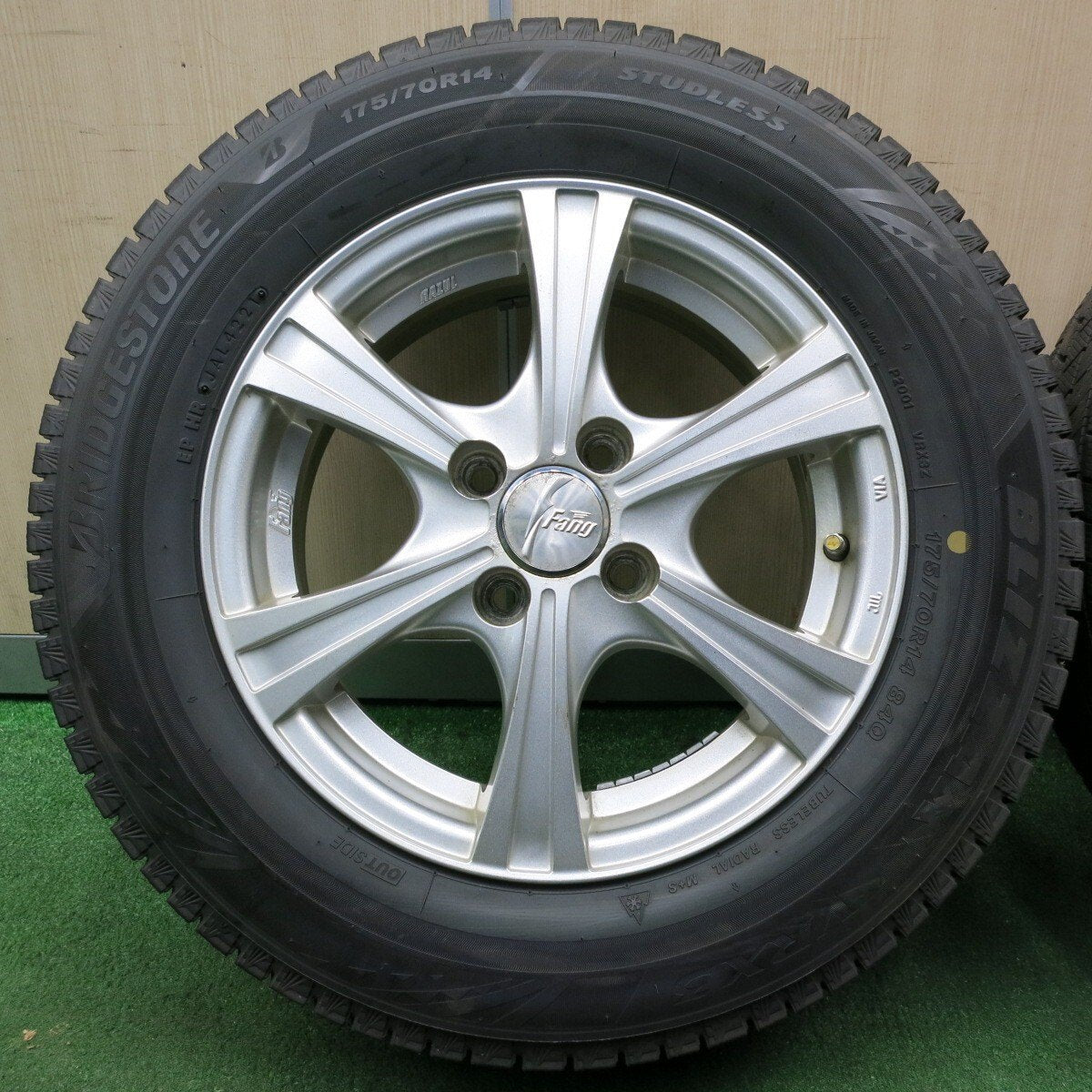 バリ溝!21年!9.5分以上★スタッドレス 175/70R14 ブリヂストン ブリザック VRX3 Fang ファング PCD100/4H★4031901NJス