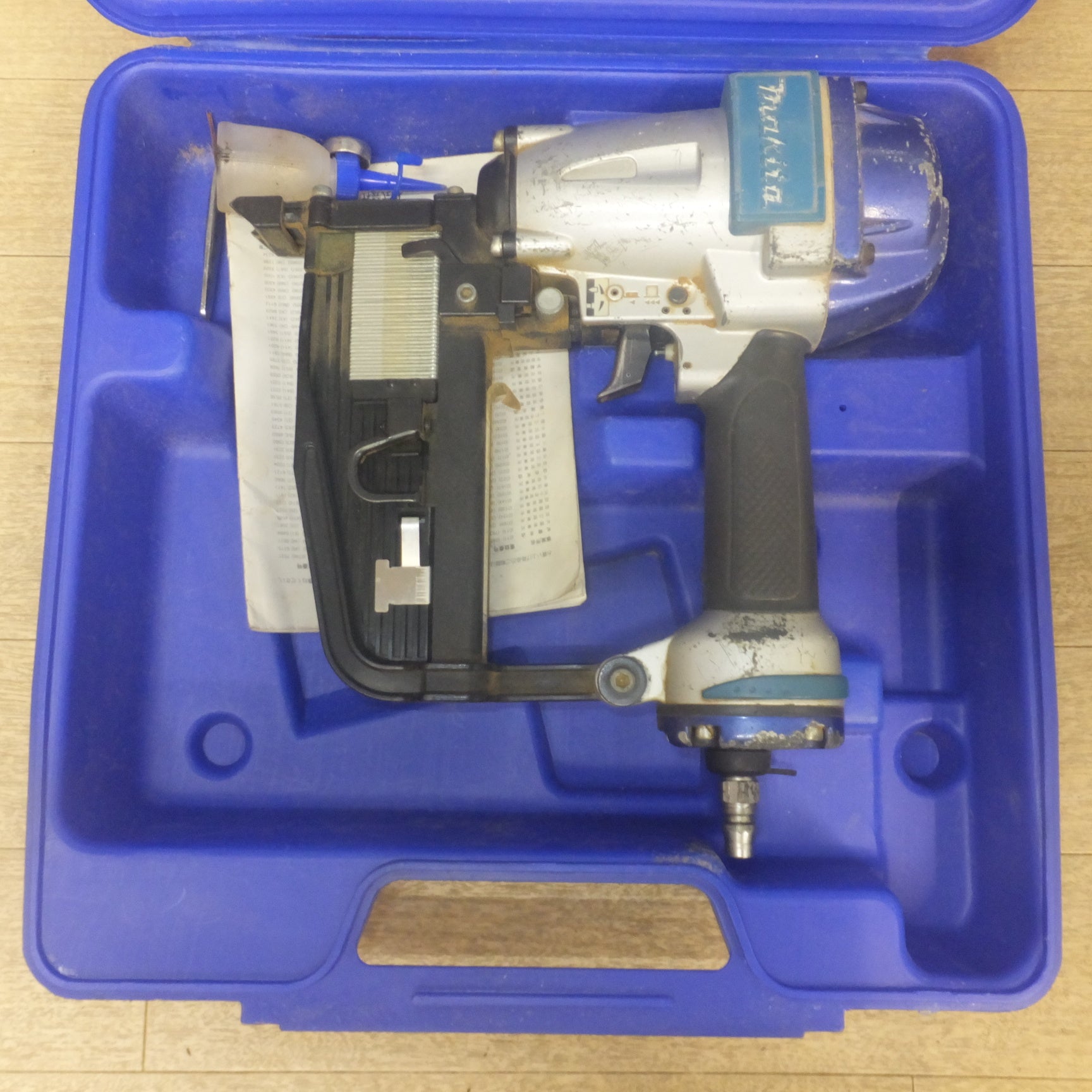 送料無料] ☆マキタ makita フローリング用エアタッカ AT1150B 常圧