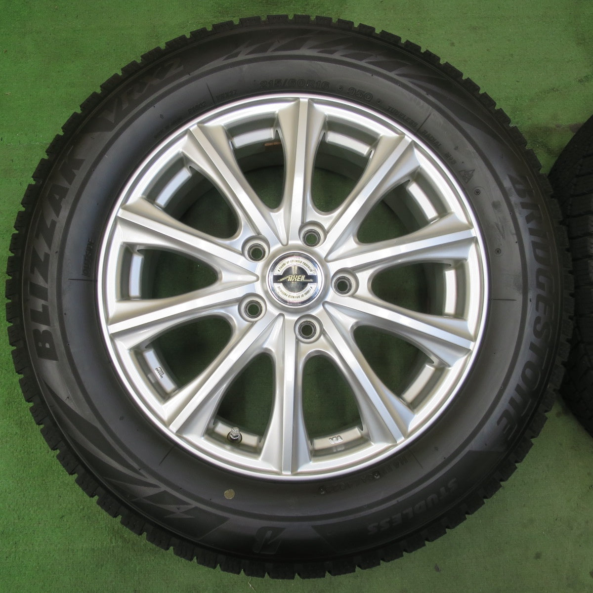 バリ溝!23年!キレイ!9.5分★スタッドレス 215/60R16 ブリヂストン ブリザック VRX2 AXEL アクセル 16インチ PCD114.3/5H★5090901イス