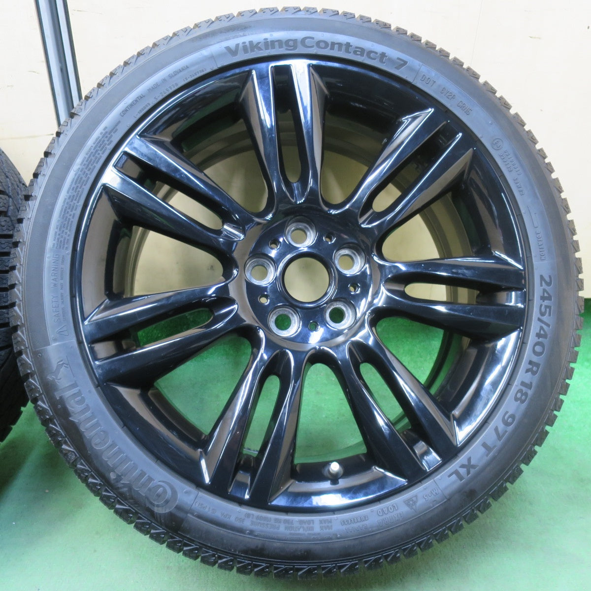 ほぼ未使用!キレイ★ジャガー XE 純正 245/40R18 スタッドレス コンチネンタル バイキングコンタクト7 18インチ PCD108/5H★5110403イス
