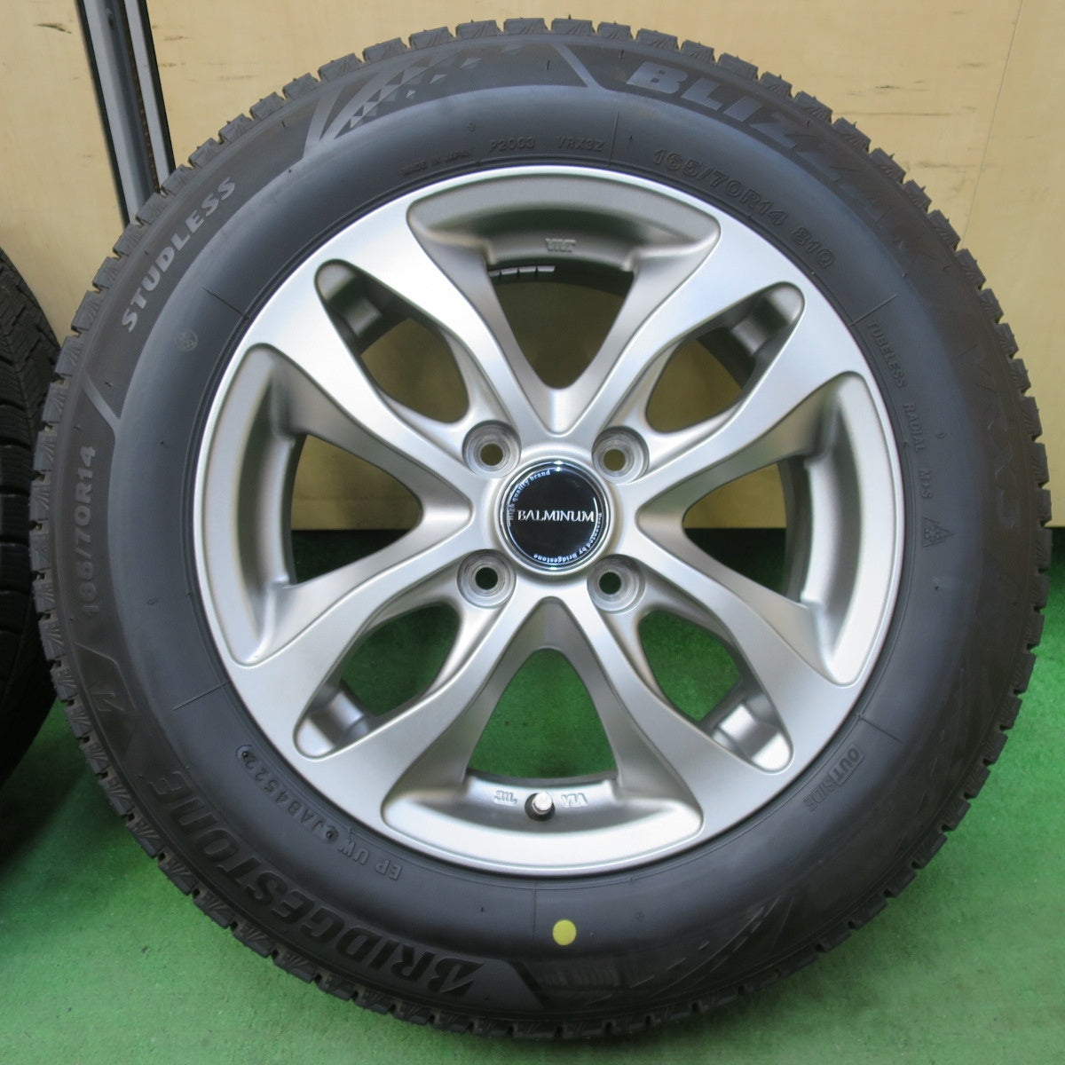 バリ溝!22年!キレイ!ほぼ10分★スタッドレス 165/70R14 ブリヂストン ブリザック VRX3 BALMINUM バルミナ 14インチ PCD100/4H★5042408イス
