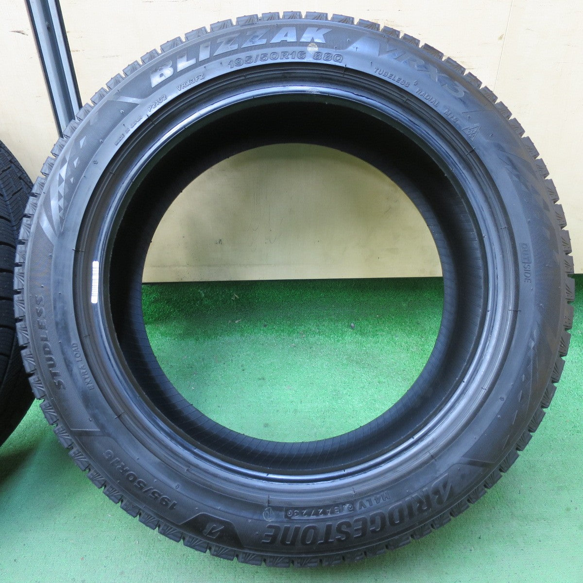 バリ溝!23年!9.5分以上★スタッドレス 195/50R16 ブリヂストン ブリザック VRX3 タイヤ 16インチ ロードスター スイフト 等★5051712イスタ