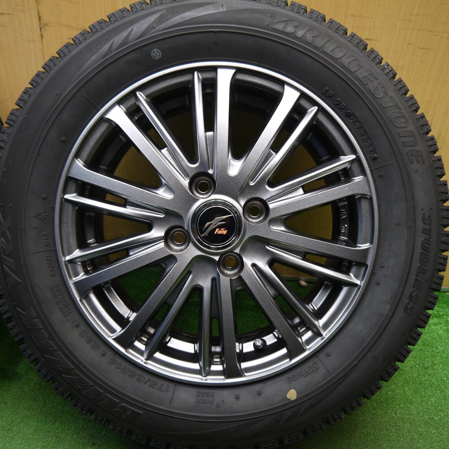 バリ溝!キレイ!ほぼ10分★スタッドレス 175/65R14 ブリヂストン ブリザック VRX Fang ファング 14インチ PCD100/4H★5042204Hス