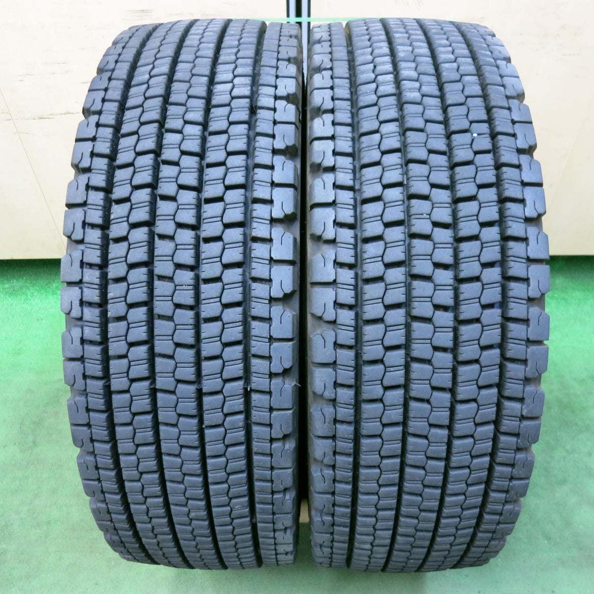 バリ溝!24年!9分!2本★トラック タイヤ 245/70R19.5 136/134J スタッドレス ブリヂストン W900 19.5インチ★5070407SYスタ