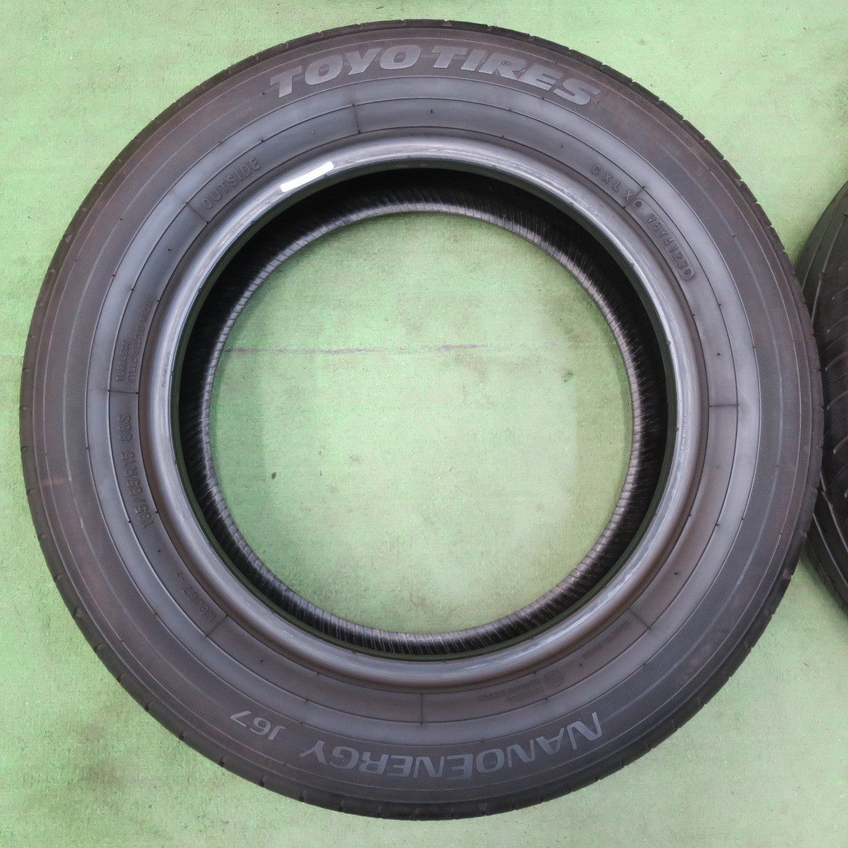 新車外し!23年★185/65R15 トーヨー ナノエナジー J67 タイヤ 15インチ シエンタ ノート デミオ フィット フリード 等★5042902イノタ