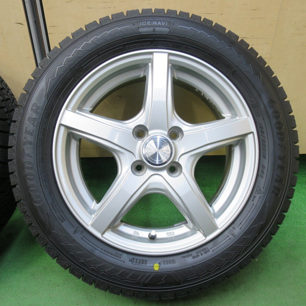 未使用 23年!キレイ★スタッドレス 185/60R15 グッドイヤー アイスナビ8 VIOLENTO ヴィオレント 15インチ PCD100/4H★5032707イス