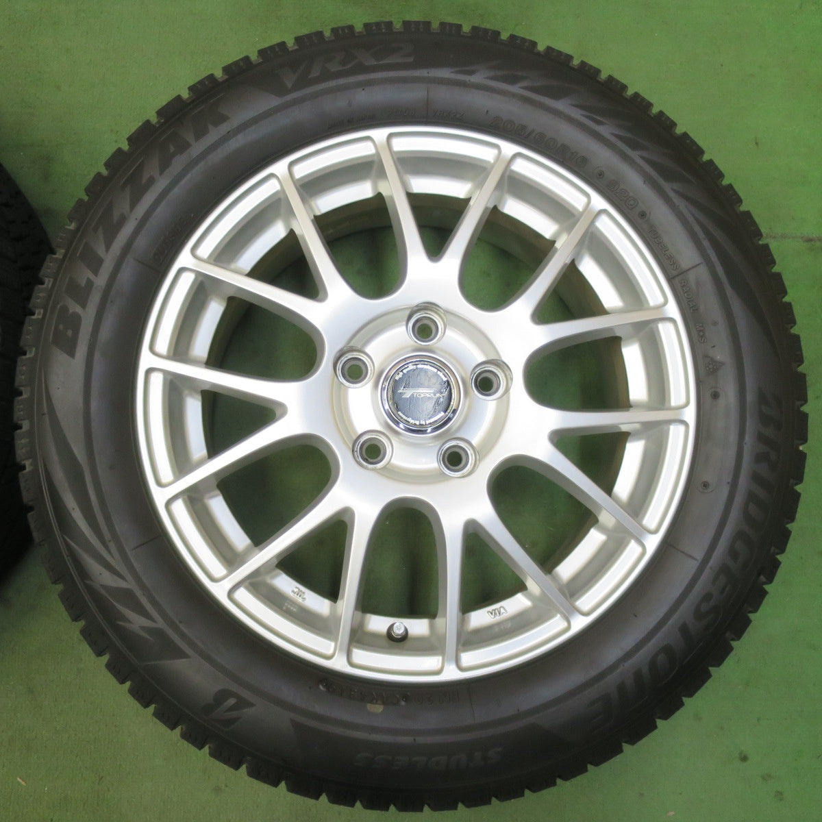 バリ溝!キレイ!9.5分★スタッドレス 205/60R16 ブリヂストン ブリザック VRX2 TOPRUN トップラン 16インチ PCD114.3/5H★5092309イス