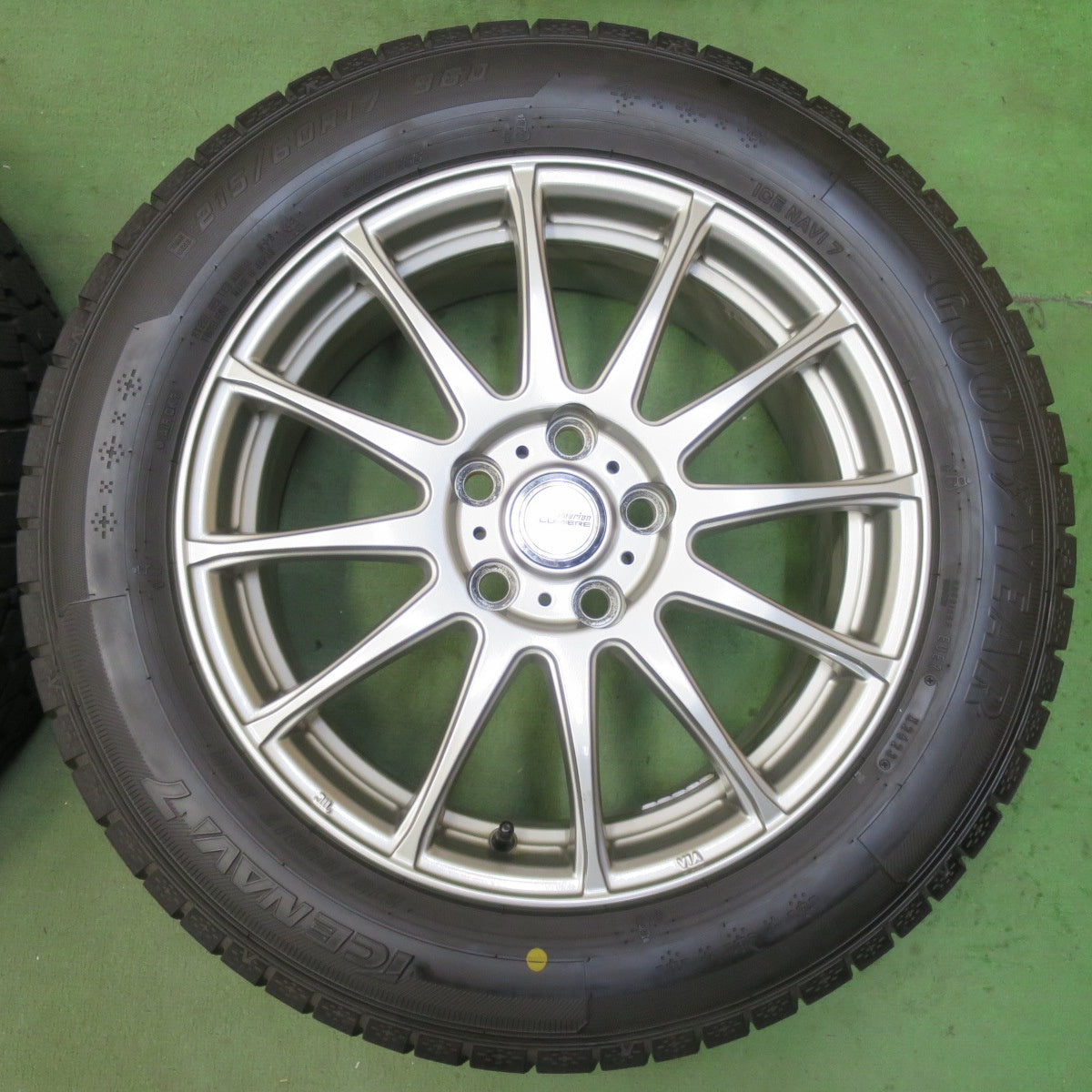 バリ溝!23年!キレイ!9.5分以上★スタッドレス 215/60R17 グッドイヤー アイスナビ7 ravrion LUMIERE ラブリオン 17インチ PCD114.3/5H★5101508イス