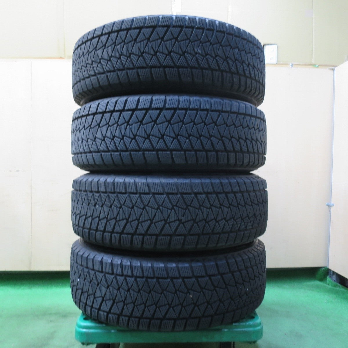 バリ溝!キレイ!9分★スタッドレス 225/65R17 ブリヂストン ブリザック DM-V2 TOPRUN トップラン 17インチ PCD114.3/5H★5010305イス