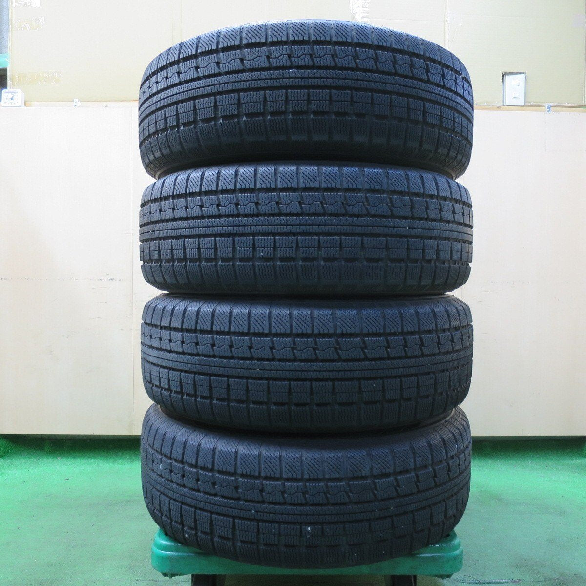 バリ溝!キレイ!9分★スタッドレス 225/60R17 トーヨー ウインター トランパス MK4α Eurospeed MANARAY SPORT 17インチ PCD114.3/5H★5012406イス