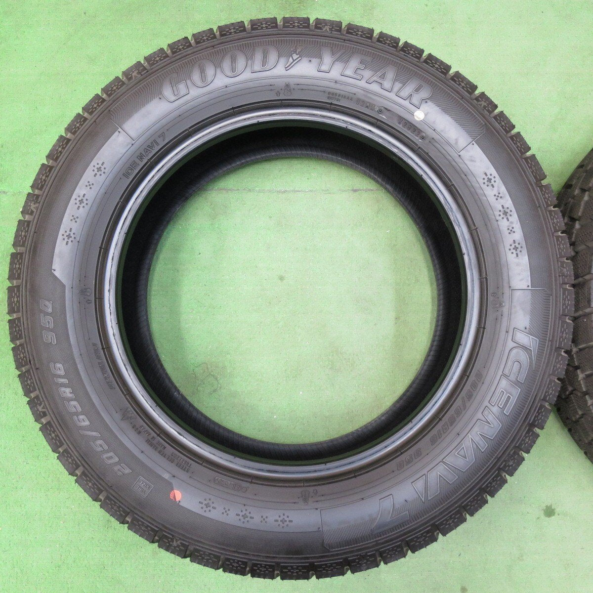バリ溝!22年!ほぼ10分★スタッドレス 205/65R16 グッドイヤー アイスナビ7 タイヤ 16インチ ヤリスクロス ヴェゼル オデッセイ 等★5040309イスタ