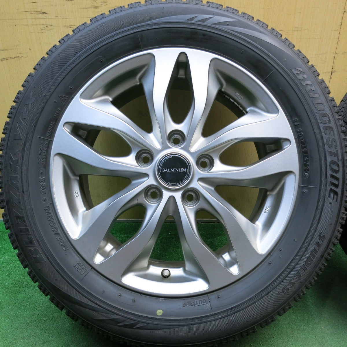 バリ溝!キレイ!8.5分★スタッドレス 205/60R16 ブリヂストン ブリザック VRX BALMINUM バルミナ 16インチ PCD114.3/5H★5092514HAス