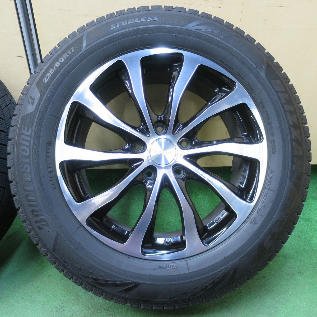 バリ溝!21年!キレイ!9.5分★スタッドレス 225/60R17 ブリヂストン ブリザック VRX3 BALMINUM バルミナ 17インチ PCD114.3/5H★5040711イス