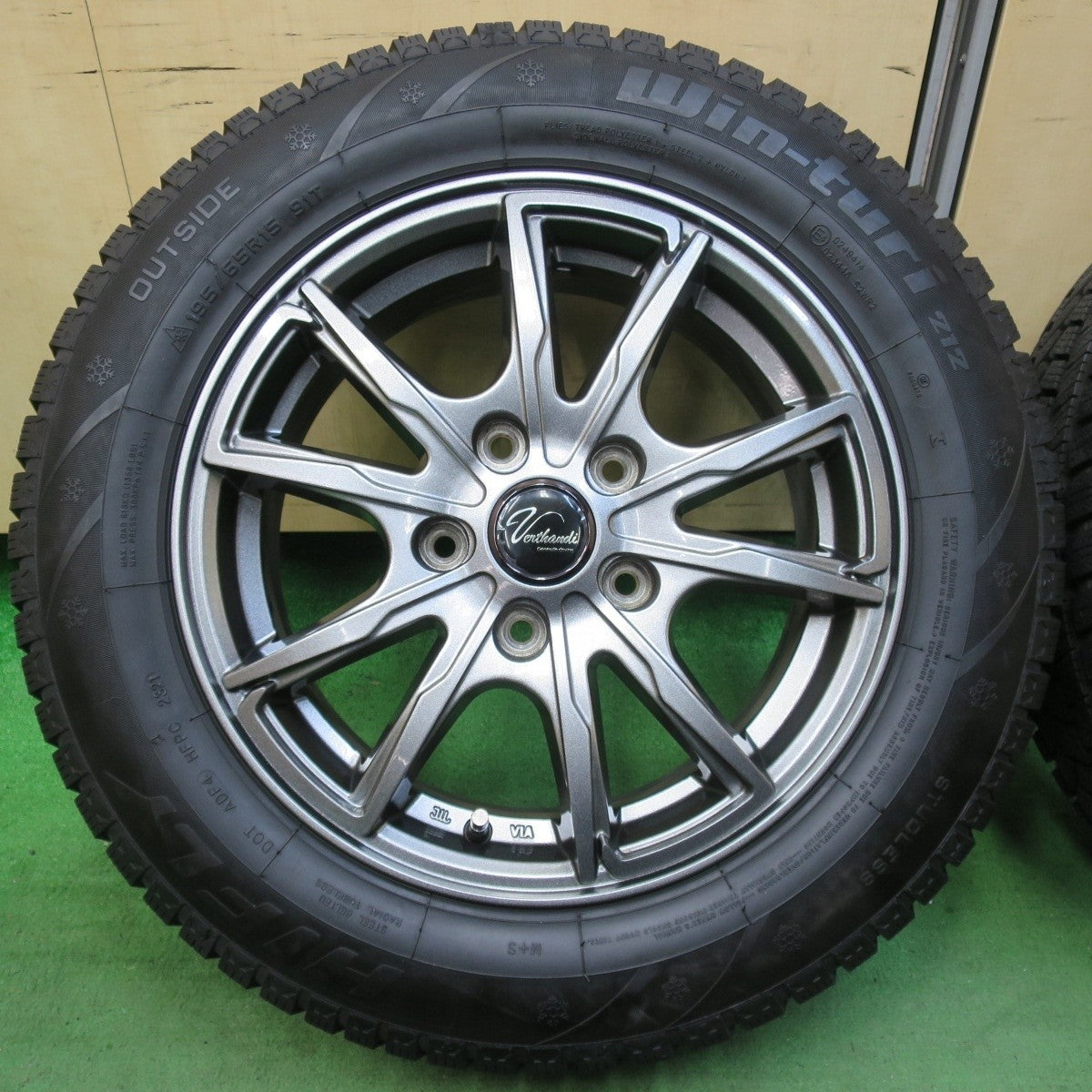 バリ溝!21年!キレイ!9.5分以上★スタッドレス 195/65R15 ハイフライ Win-turi 212 Verthandi ヴェルサンディ ヴェルザンディ 15インチ PCD114.3/5H★5021418イス