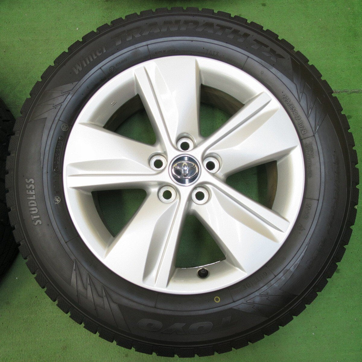 バリ溝!キレイ!9.5分★トヨタ 60系 ハリアー 純正 225/65R17 スタッドレス トーヨー ウインター トランパス TX 17インチ PCD114.3/5H★5021108イス
