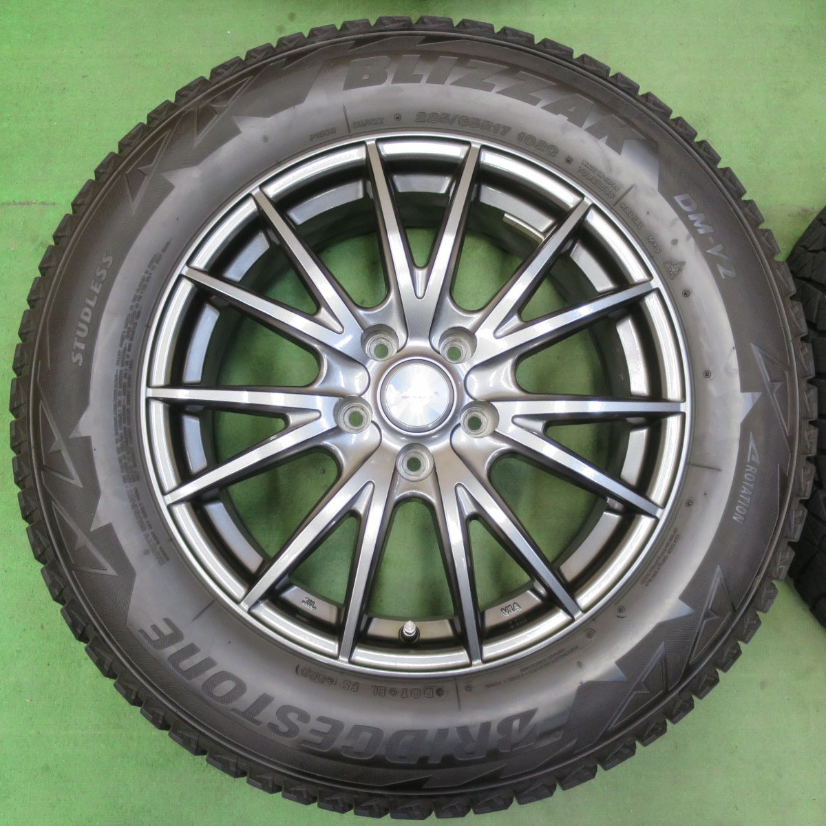 キレイ★スタッドレス 225/65R17 ブリヂストン ブリザック DM-V2 VELVA SPORT ヴェルヴァ スポーツ 17インチ PCD114.3/5H★5051502イス