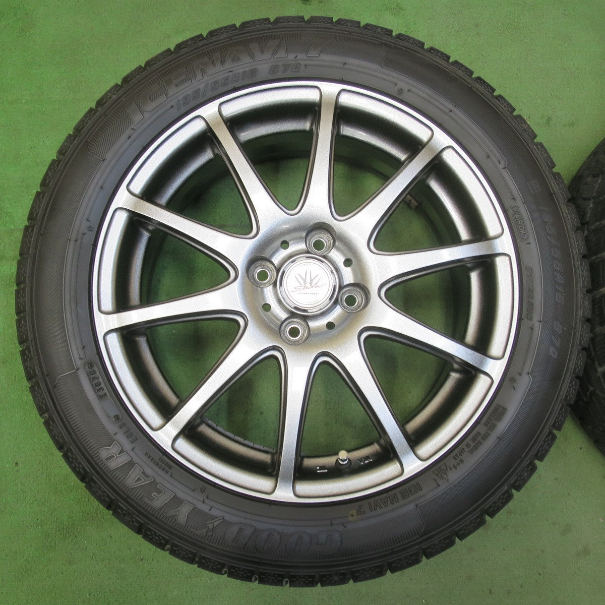 バリ溝!キレイ!9.5分★LOXARNY SPORT 195/55R16 スタッドレス グッドイヤー アイスナビ7 ロクサーニ スポーツ 16インチ PCD100/4H★5092602イス