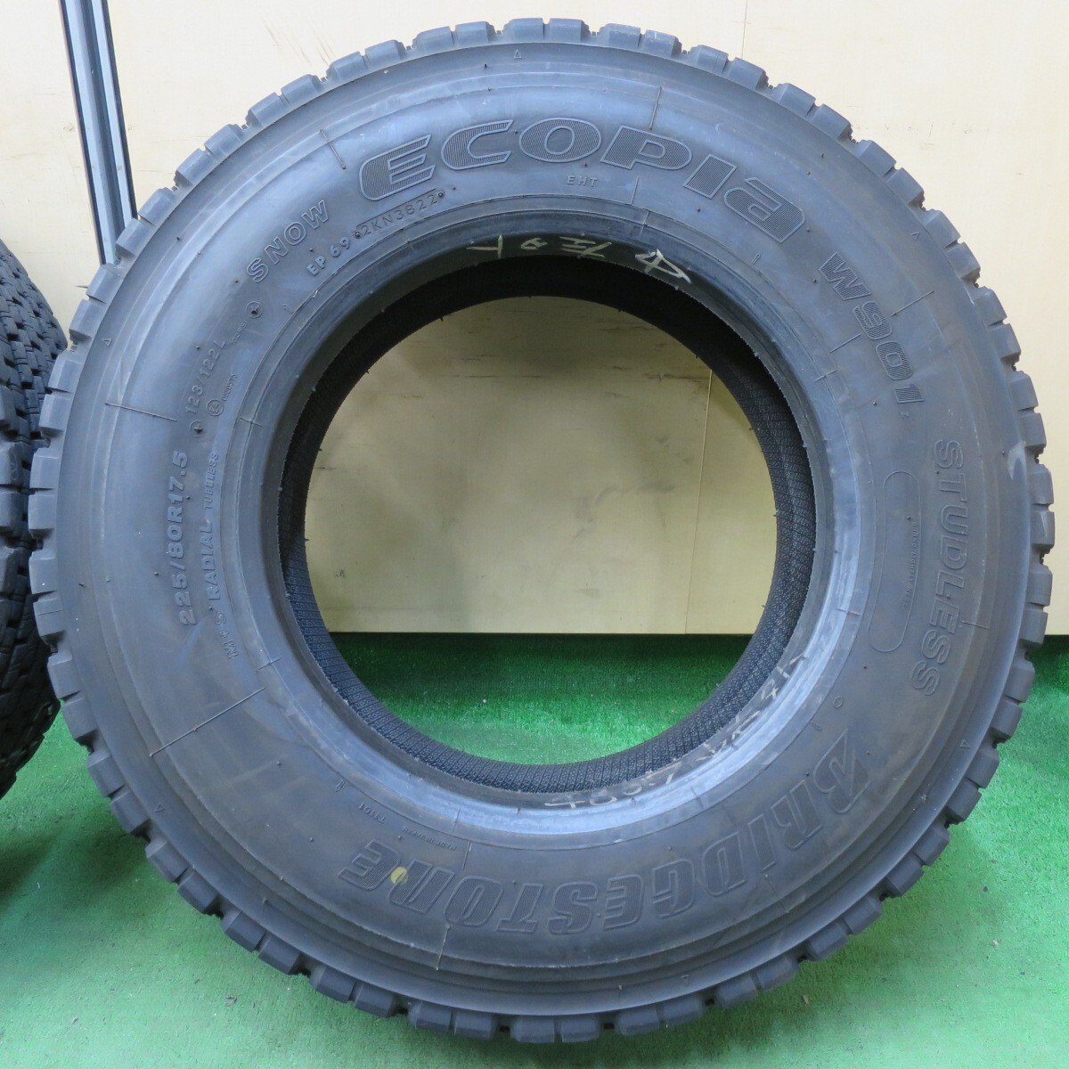 4本価格!22年★トラック タイヤ 225/80R17.5 123/122L スタッドレス ブリヂストン エコピア W901 Z 17.5インチ★5011509イスタ