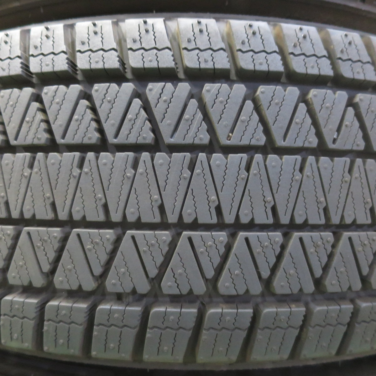 バリ溝!24年!キレイ!ほぼ10分★スタッドレス 225/65R17 ブリヂストン ブリザック DM-V3 Exceeder エクシーダー 17インチ PCD114.3/5H★5051503イス