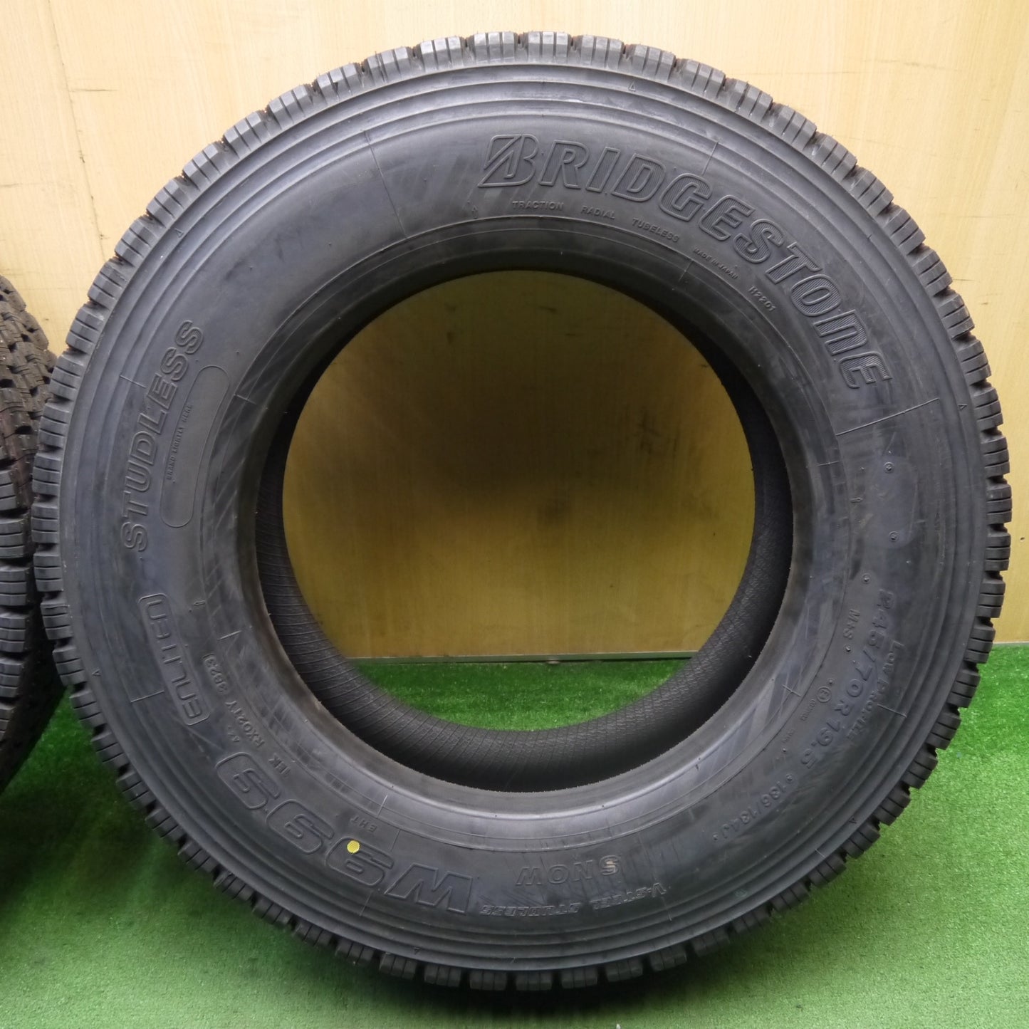 未使用!23年!2本★トラック タイヤ 245/70R19.5 136/134J スタッドレス ブリヂストン W999 19.5インチ★5061104KKスタ