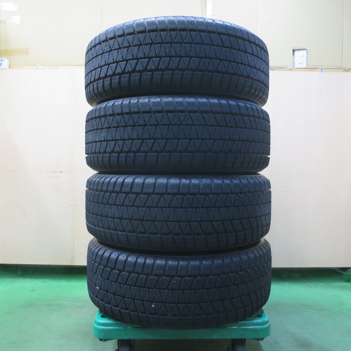 センサー付!バリ溝!23年!キレイ!9分★レクサス NX Fスポーツ 純正 235/55R18 スタッドレス ブリヂストン ブリザック DM-V3 18インチ PCD114.3/5H★5092609イス