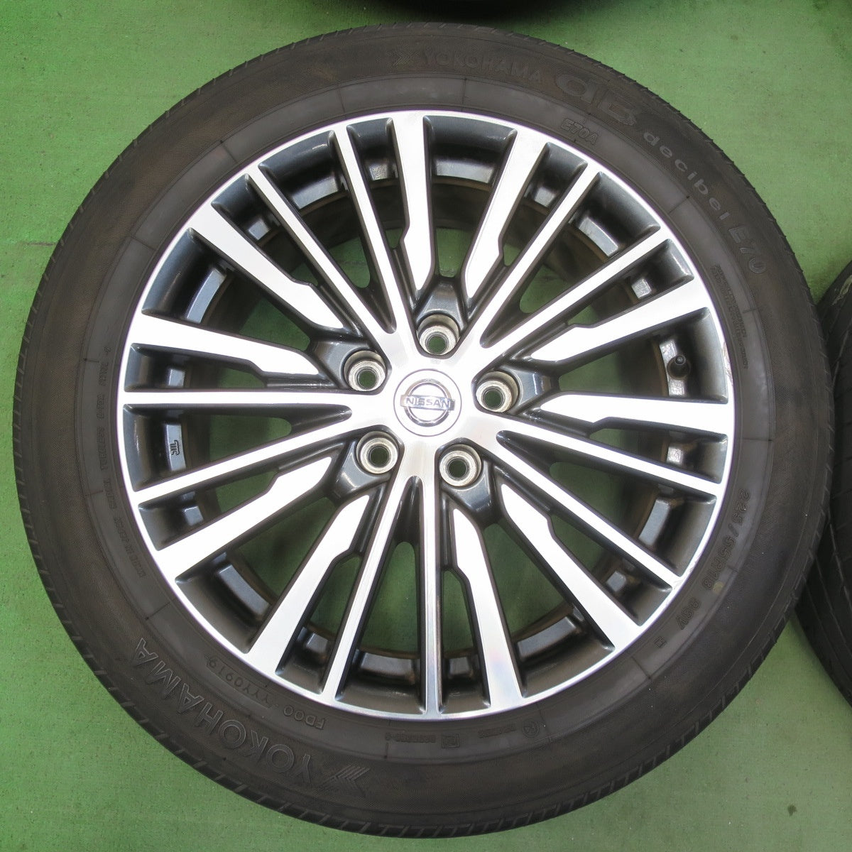 キレイ★日産 E52 エルグランド 純正 225/55R18 ヨコハマ dBデシベル E70 E70A 18インチ PCD114.3/5H★5050402IMノ
