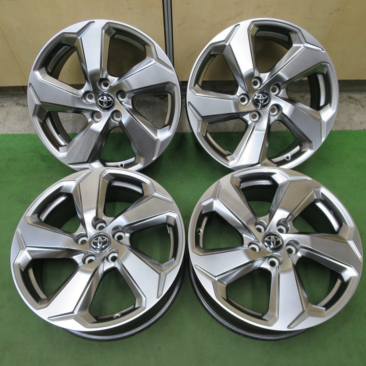 新車外し◎トヨタ 50系 RAV4 Gグレード 純正 ホイール 18インチ 18×7J PCD114.3/5H◎6101202NGホ