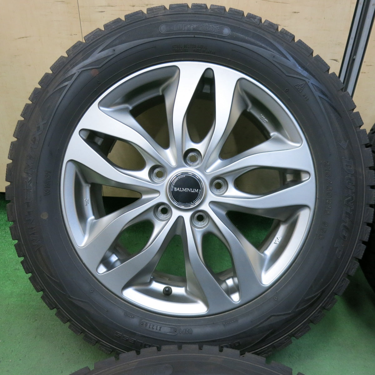 バリ溝!キレイ!9.5分以上★スタッドレス 215/60R16 ダンロップ ウインターマックス WM01 BALMINUM バルミナ 16インチ PCD114.3/5H★5043011SYス