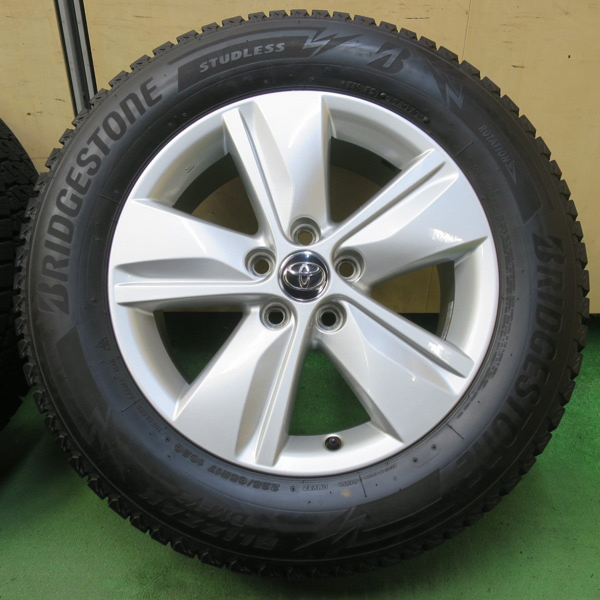 バリ溝!23年!キレイ!9.5分★トヨタ 60系 ハリアー 純正 225/65R17 スタッドレス ブリヂストン ブリザック DM-V3 17インチ PCD114.3/5H★5100406イス