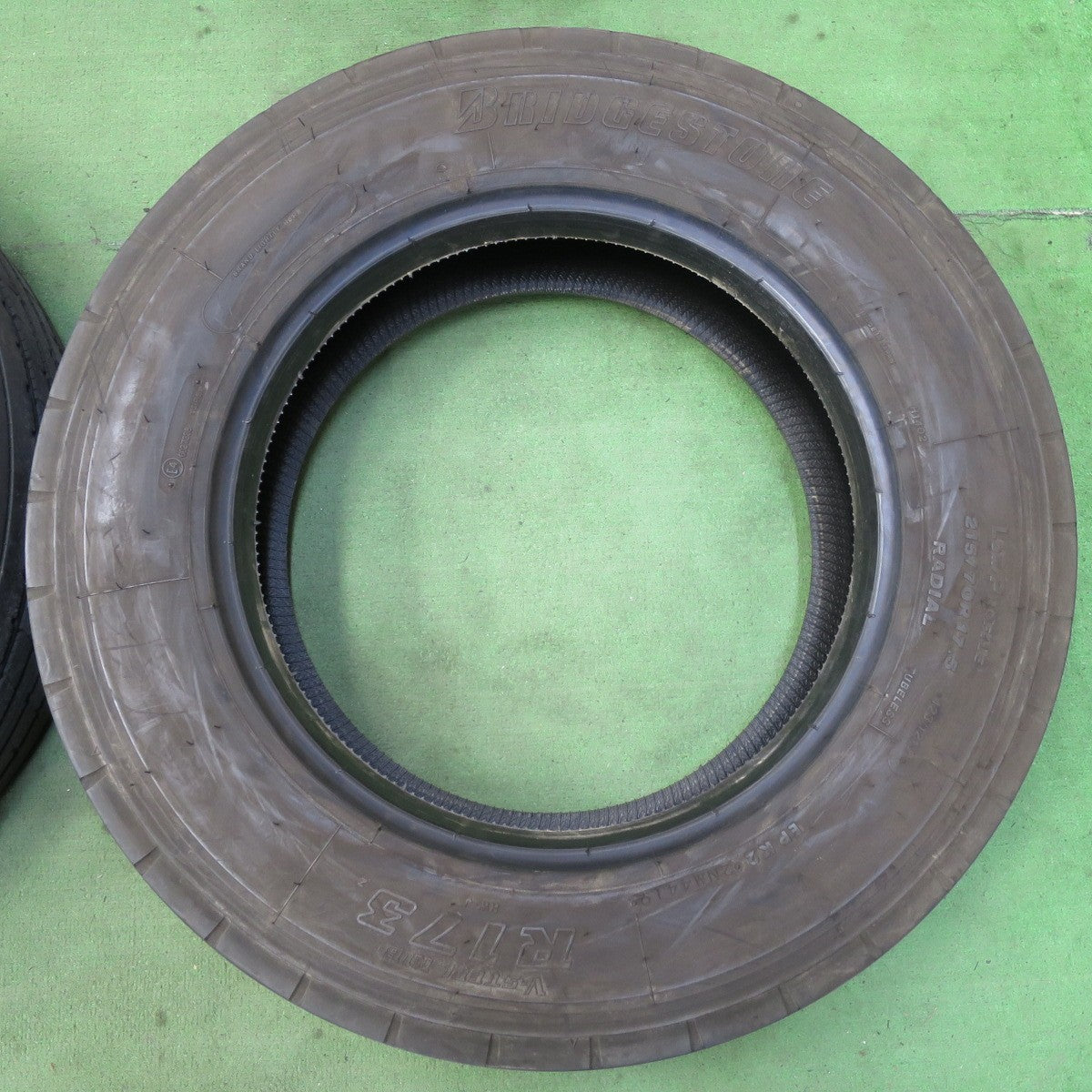 バリ溝!9分★トラック タイヤ 215/70R17.5 123/121J ブリヂストン R173 17.5インチ★5062610イノタ