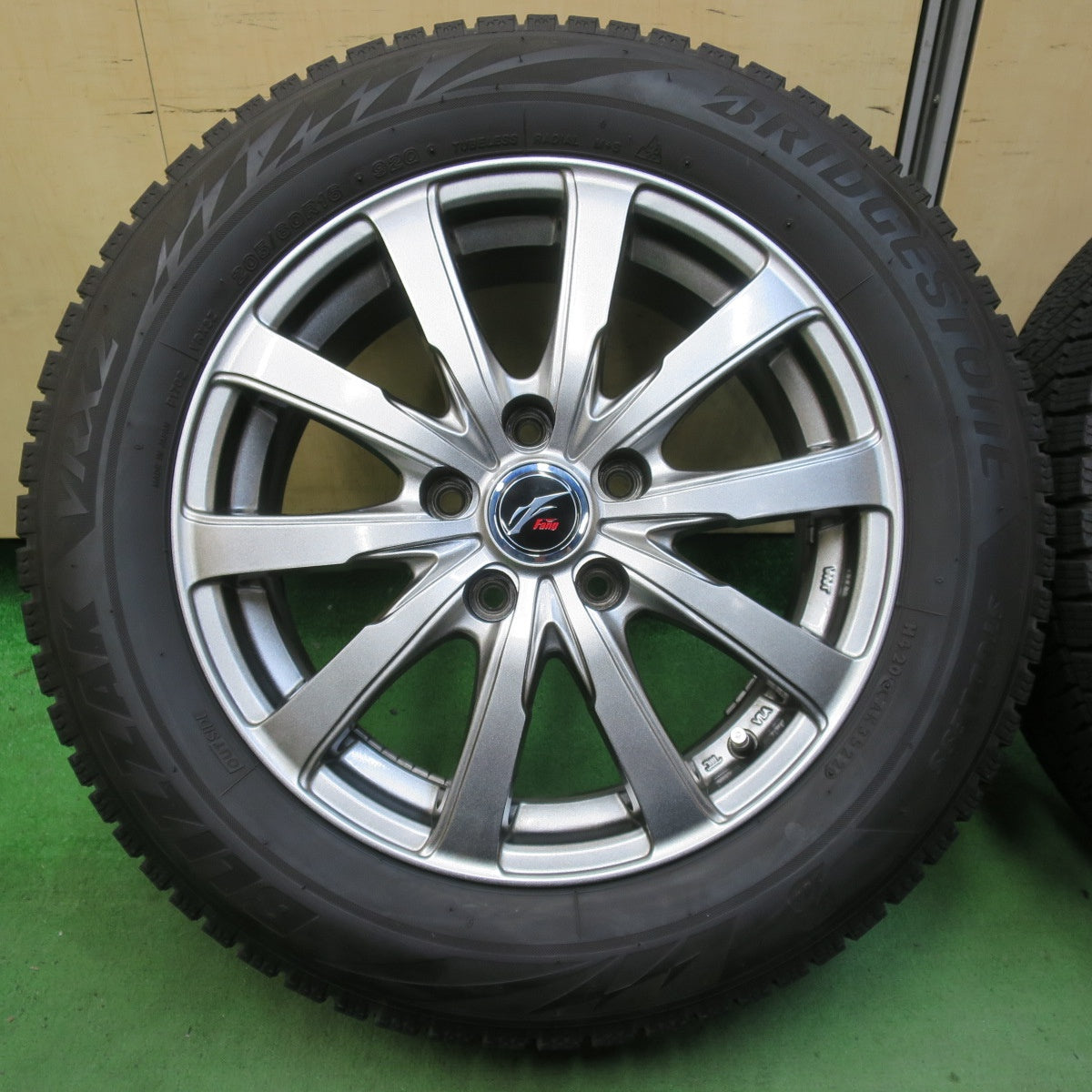 バリ溝!22年!キレイ!9.5分★スタッドレス 205/60R16 ブリヂストン ブリザック VRX2 Fang ファング 16インチ PCD114.3/5H★5042503イス