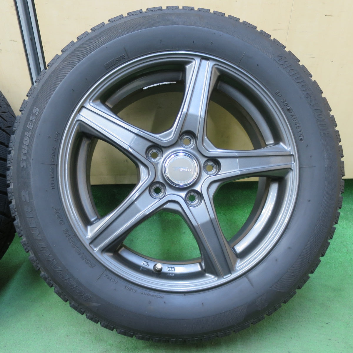 キレイ★スタッドレス 205/60R16 ブリヂストン アイスパートナー2 TOPRUN トップラン 16インチ PCD114.3/5H★5092905イス