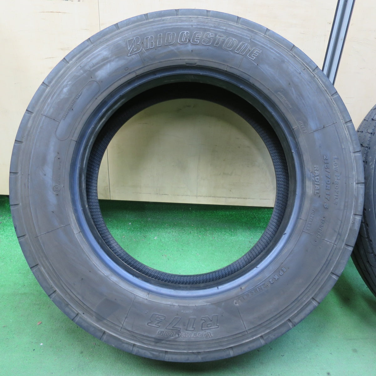 バリ溝!9分★トラック タイヤ 215/70R17.5 123/121J ブリヂストン R173 17.5インチ★5062610イノタ
