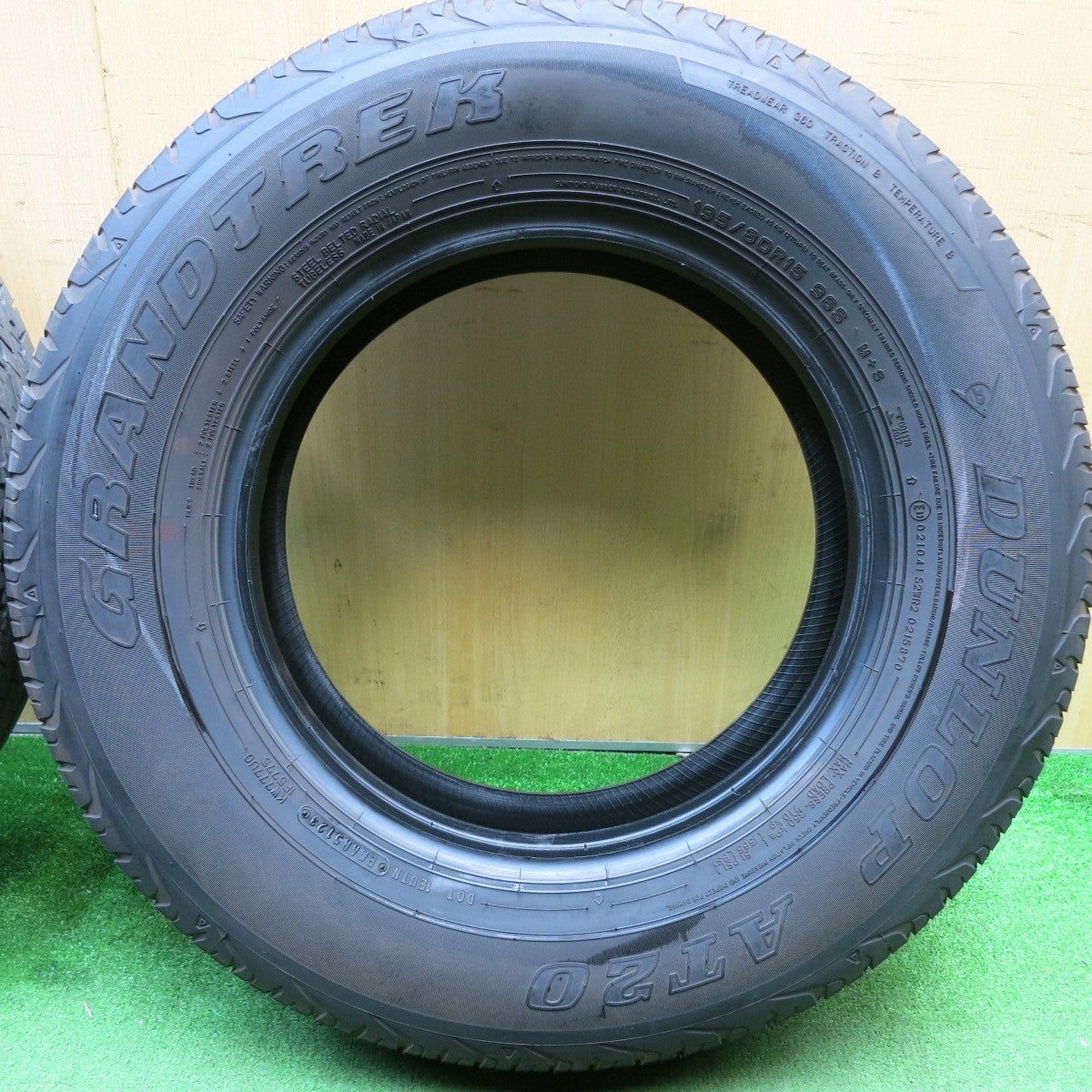 4本価格!23年★195/80R15 ダンロップ グラントレック AT20 タイヤ 15インチ ジムニー シエラ ハイエース 等★5042714HAノタ