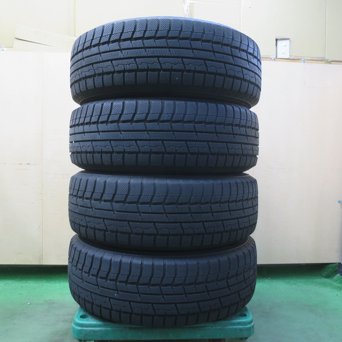 バリ溝!キレイ!9.5分★スタッドレス 225/65R17 トーヨー ウインター トランパス TX Fang ファング 17インチ PCD114.3/5H★6051004イス