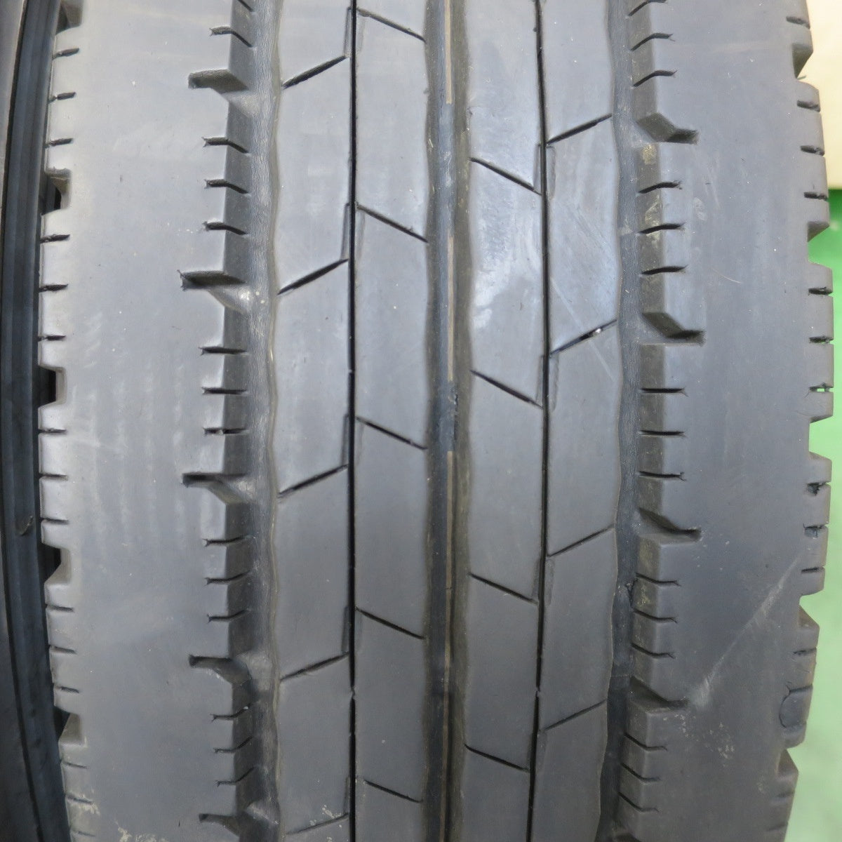 バリ溝!23年!8.5分!2本◎トラック タイヤ 205/70R17.5 115/113L ダンロップ エナセーブ SPLT 50 M 17.5インチ◎6101610イノタ