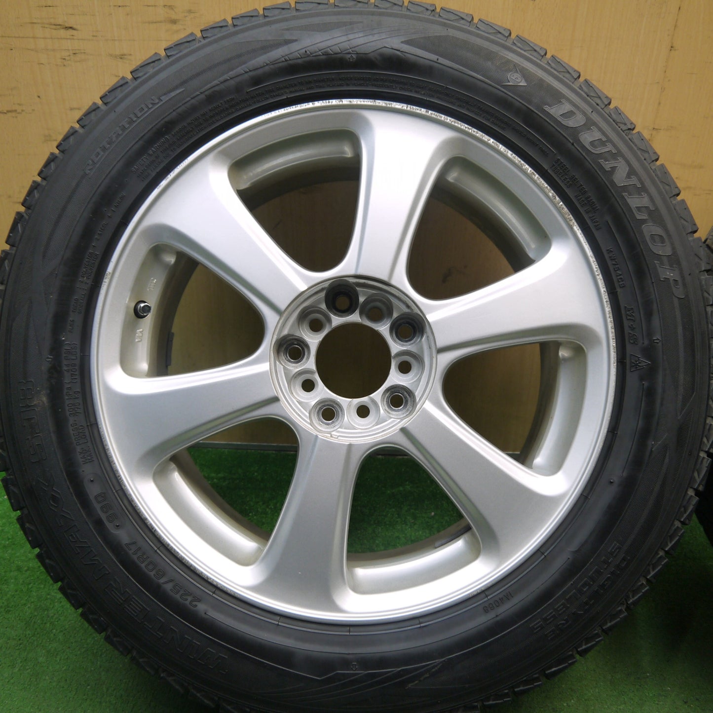 バリ溝!キレイ!9分★スタッドレス 225/60R17 ダンロップ ウインターマックス SJ8 社外 アルミ 17インチ PCD100 114.3/5H マルチ★5071506Hス
