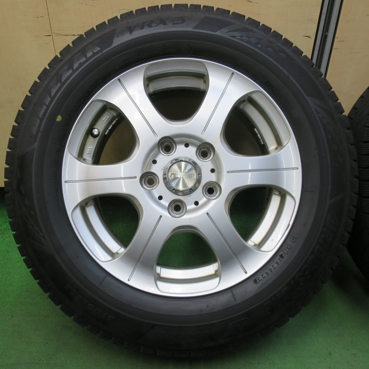 バリ溝!23年!9.5分★スタッドレス 195/65R15 ブリヂストン ブリザック VRX3 ravrion ラブリオン 15インチ PCD114.3/5H★5050208イス