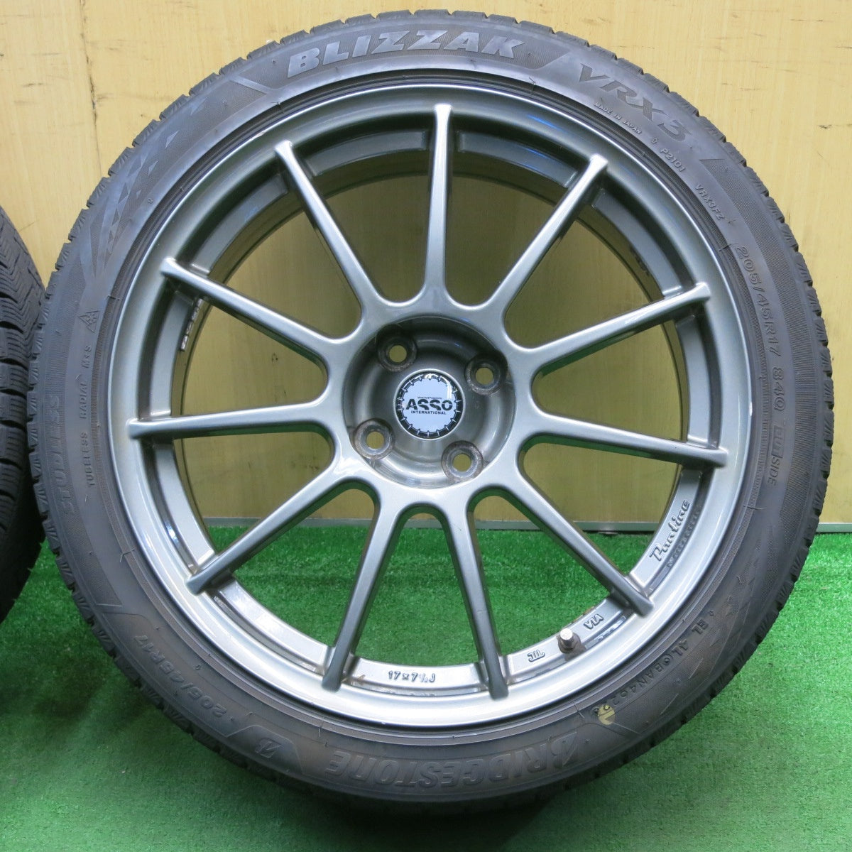 バリ溝!22年!9分★アバルト 595 ASSO Partire 205/45R17 スタッドレス ブリヂストン ブリザック VRX3 17インチ パルティーレ PCD98/4H★5050404NJス