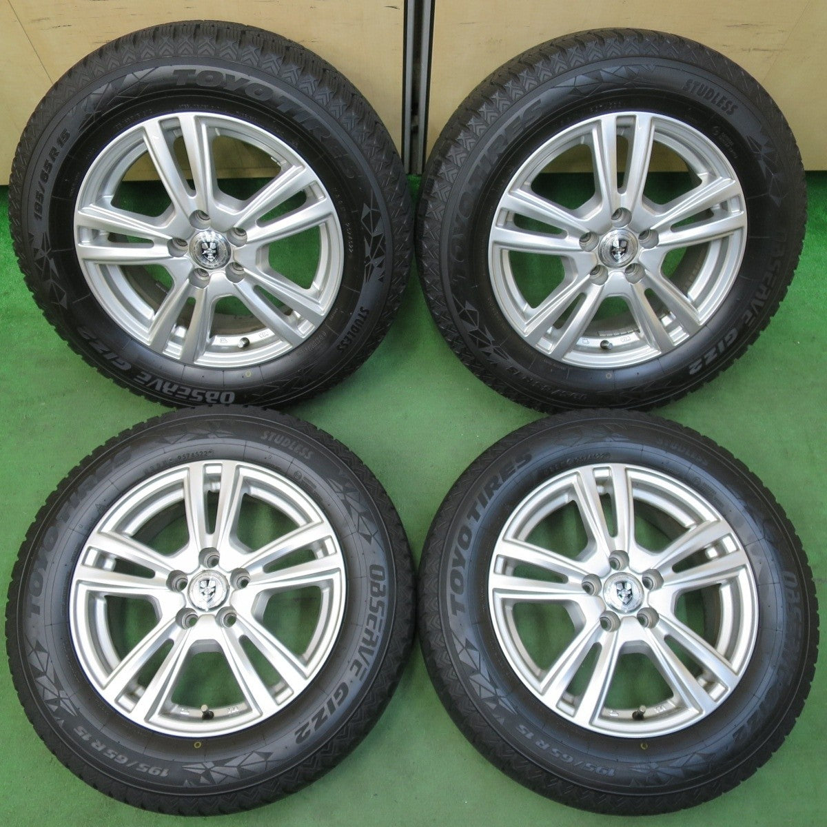 バリ溝!22年!9.5分★プリウス 等 195/65R15 スタッドレス トーヨー オブザーブ GIZ2 JOKER ジョーカー 15インチ PCD100/5H★5012711イス