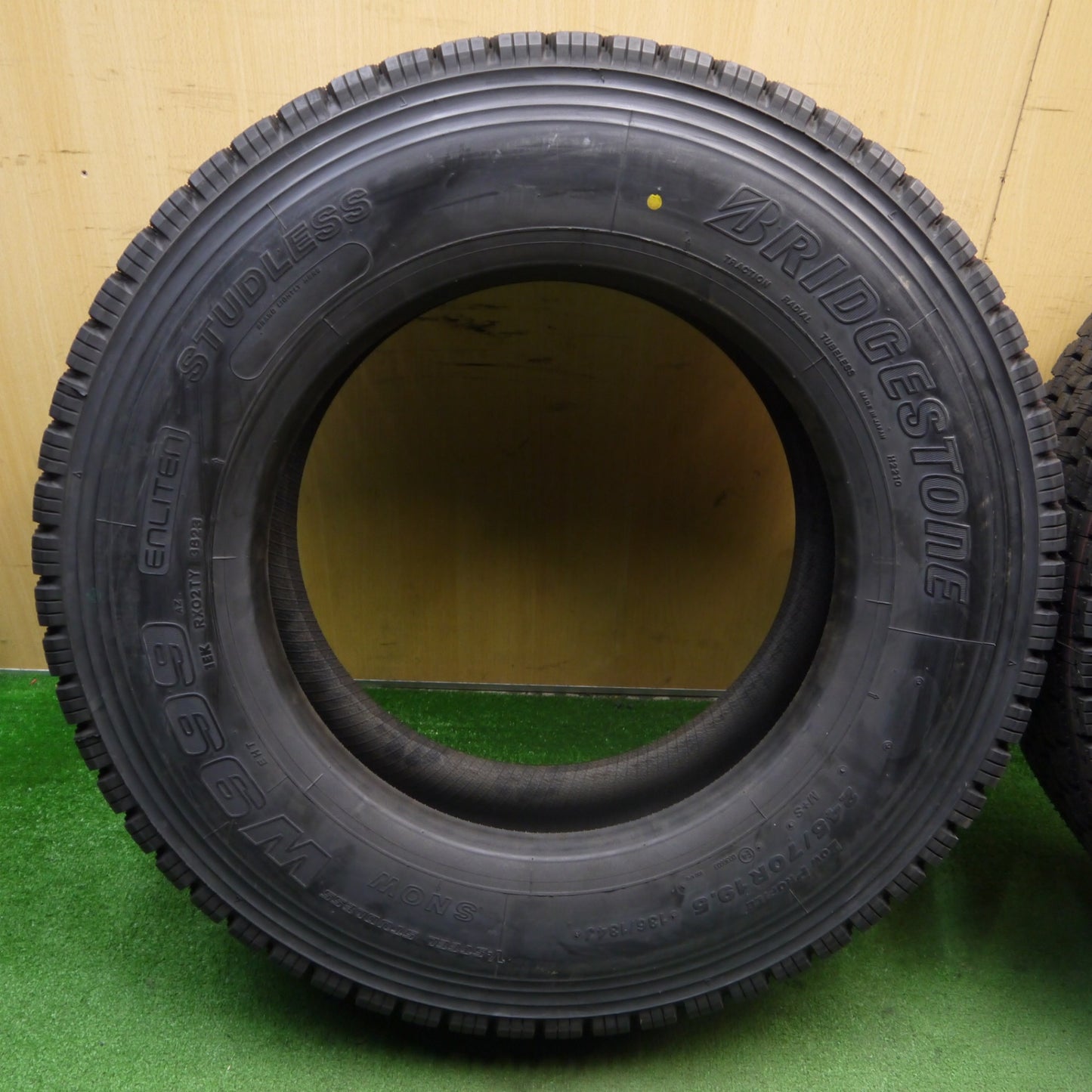 未使用!23年!2本★トラック タイヤ 245/70R19.5 136/134J スタッドレス ブリヂストン W999 19.5インチ★5061104KKスタ