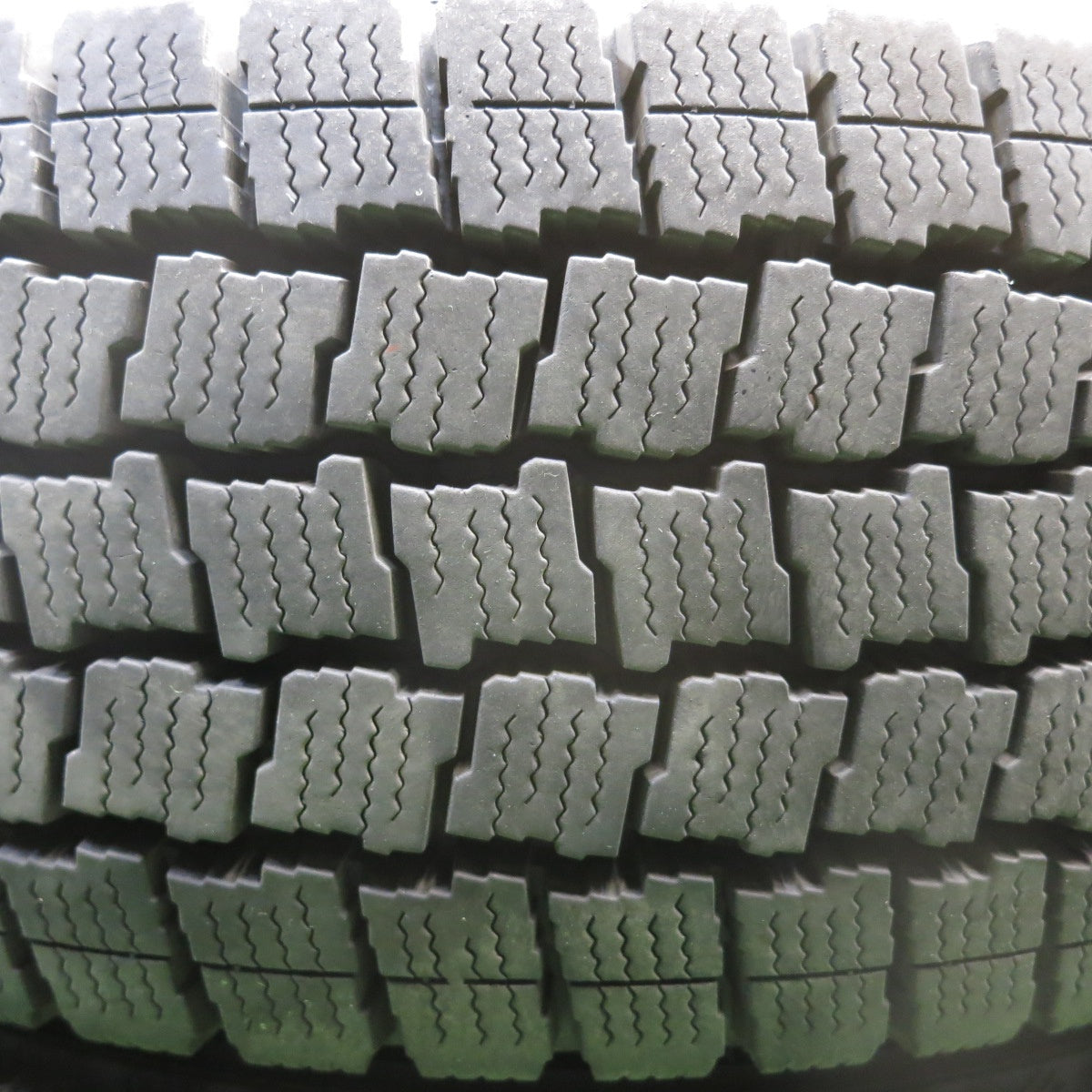 バリ溝!23年!9.5分★スタッドレス 205/70R16 111/109L グッドイヤー アイスナビ カーゴ CARGO タイヤ 16インチ トラック バン 等★5123103HAスタ