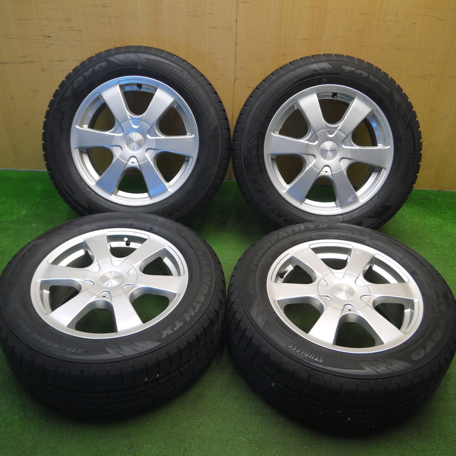 送料無料] バリ溝！9.5分☆スタッドレス 215/60R16 トーヨー