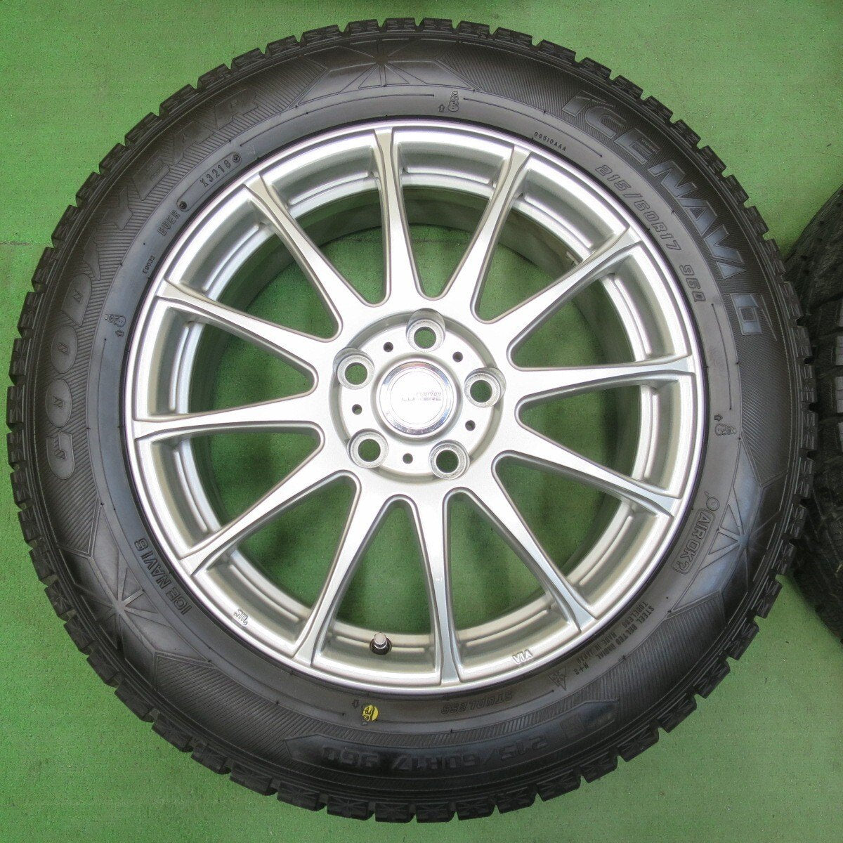 バリ溝!キレイ!9.5分以上★スタッドレス 215/60R17 グッドイヤー アイスナビ6 ravrion LUMIERE ラブリオン 17インチ PCD114.3/5H★5032007イス