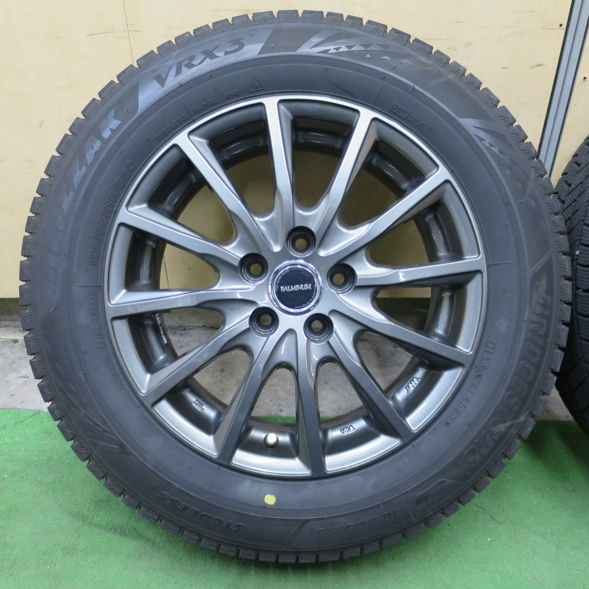 バリ溝!23年!キレイ!9.5分◎シエンタ 等 185/65R15 スタッドレス ブリヂストン ブリザック VRX3 BALMINUM AR12 バルミナ 15インチ PCD100/5H◎6101602NGス