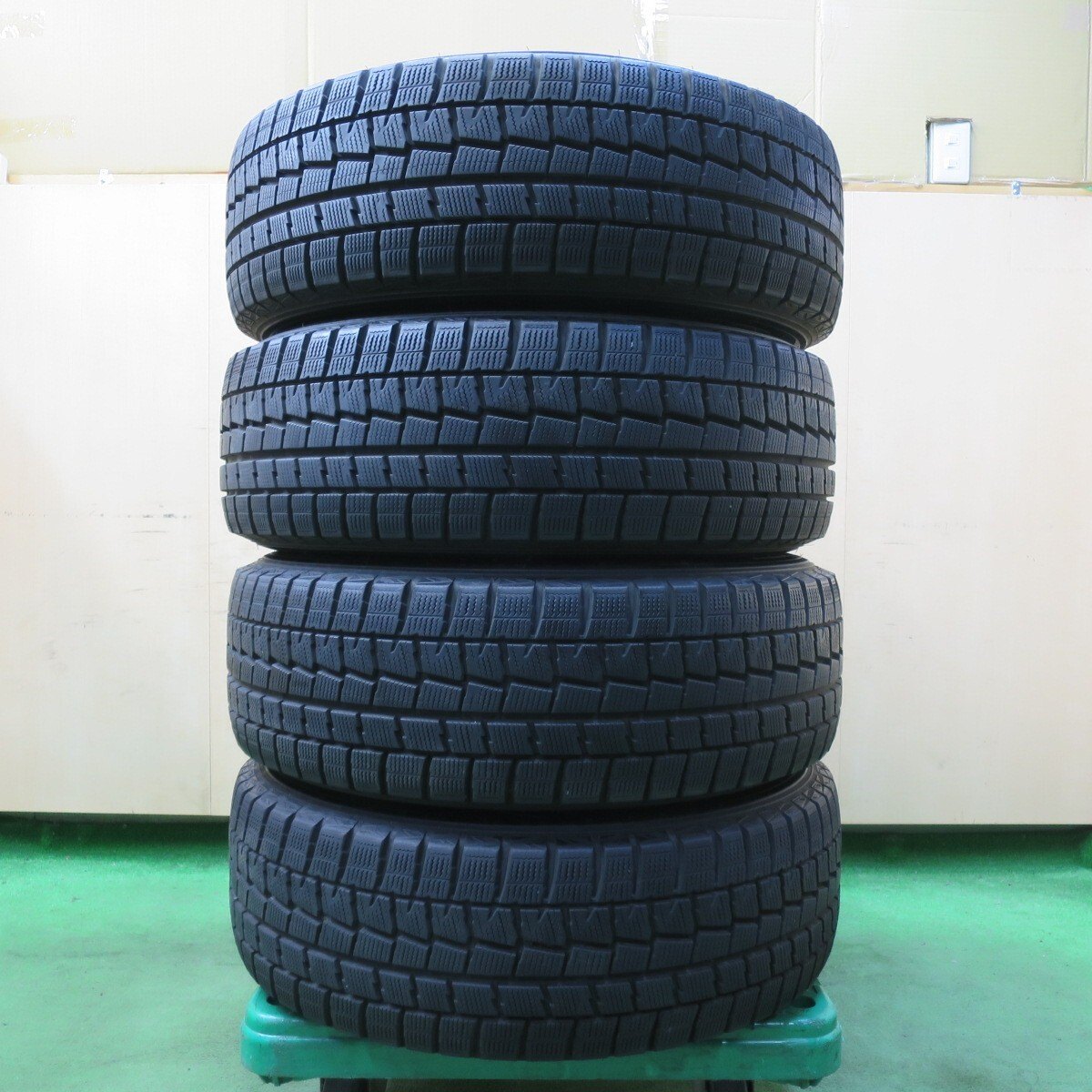 バリ溝!キレイ!9.5分★スタッドレス 215/65R16 ダンロップ ウインターマックス WM01 ECO FORME エコフォルム 16インチ PCD114.3/5H★5012103イス