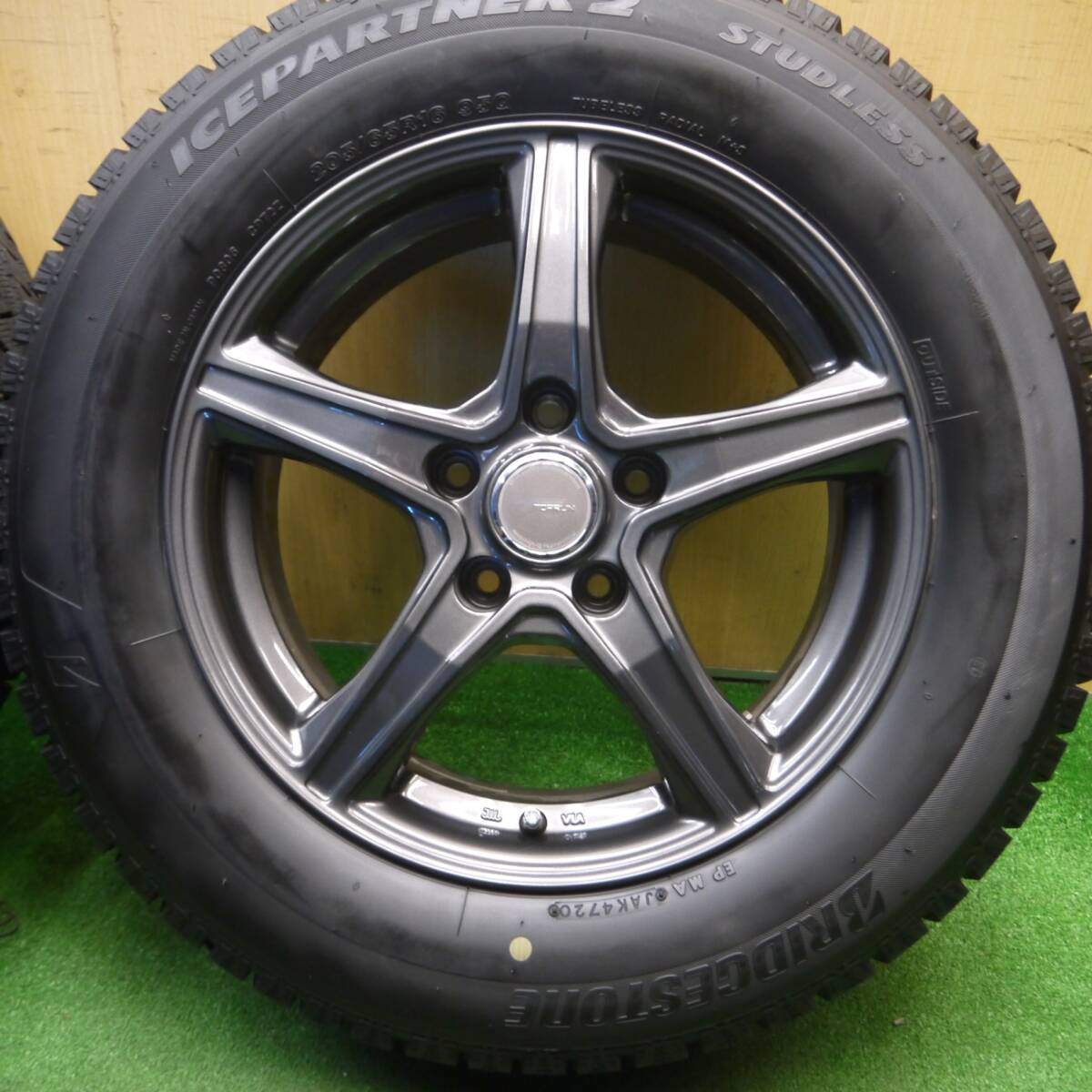 バリ溝!キレイ!9.5分★スタッドレス 205/65R16 ブリヂストン アイスパートナー2 TOPRUN トップラン 16インチ PCD114.3/5H★5010804Hス